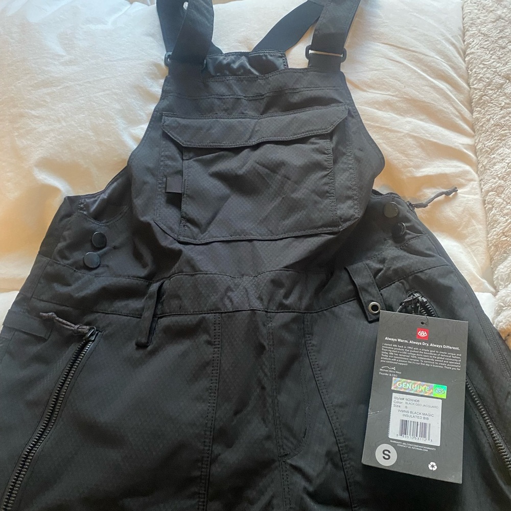 Brand new, never worn 686 women’s insulated ski bibs, small